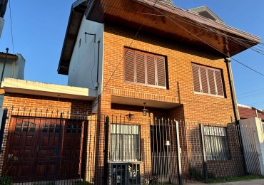 CASA EN 3 PLANTAS SOBRE LOTE DE 10X30