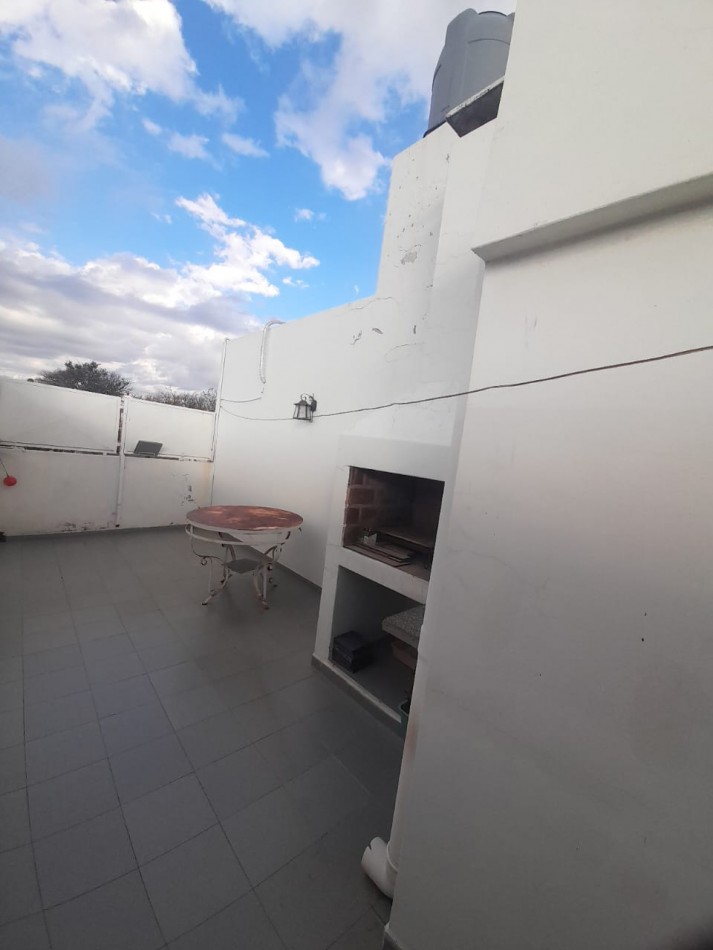 VENDE CASA DE 2 PLANTAS CENTRO SAN LUIS