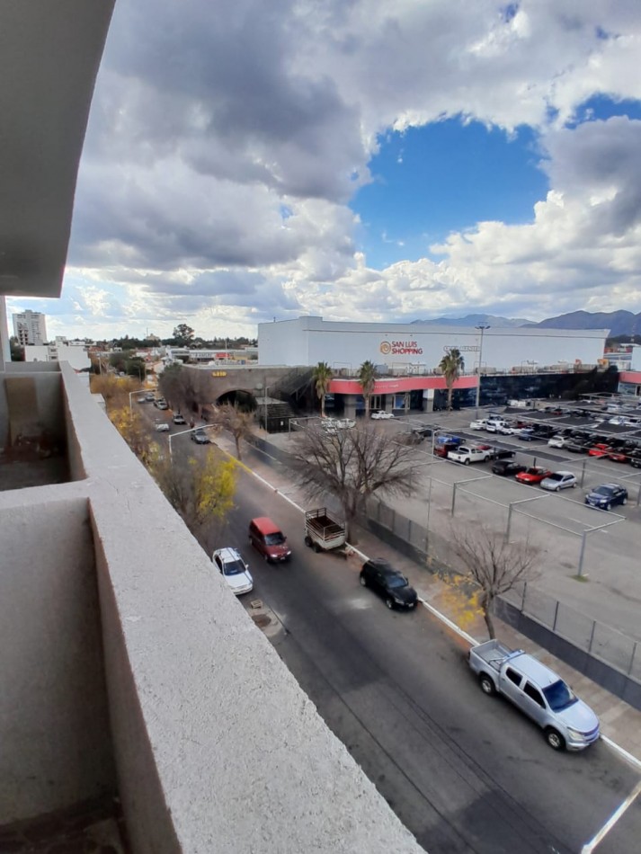 VENDE DEPARTAMENTO FRENTE AL SHOPING