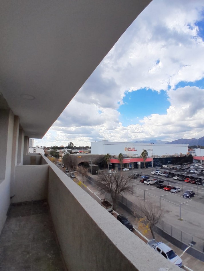 VENDE DEPARTAMENTO FRENTE AL SHOPING