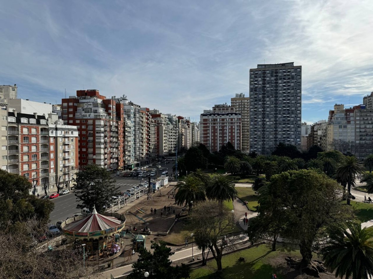 DEPARTAMENTO 3 AMB A LA CALLE CON BALCON FRANCES Y VISTA A LA PLAZA COLON