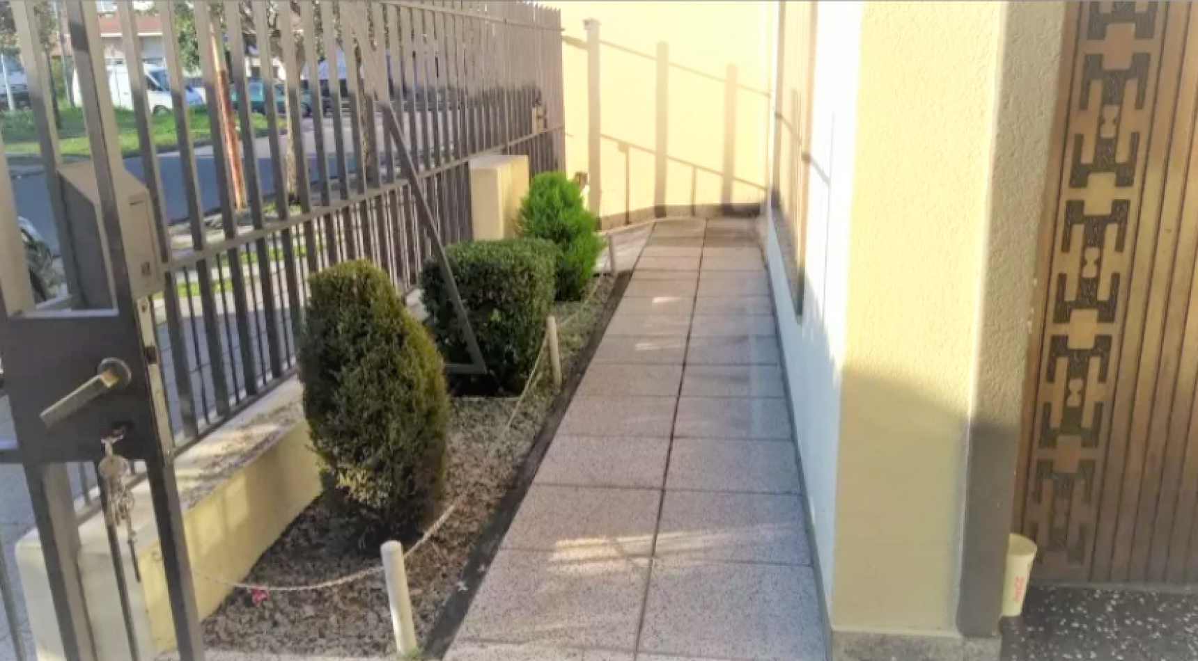 Casa en linda zona de Villa Luzuriaga, de tres ambientes sobre lote propio.
