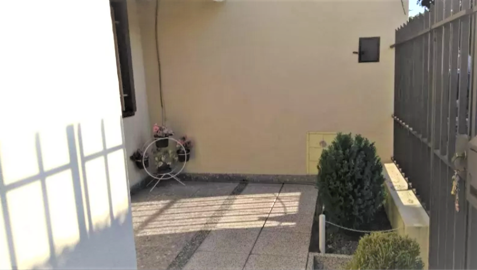 Casa en linda zona de Villa Luzuriaga, de tres ambientes sobre lote propio.