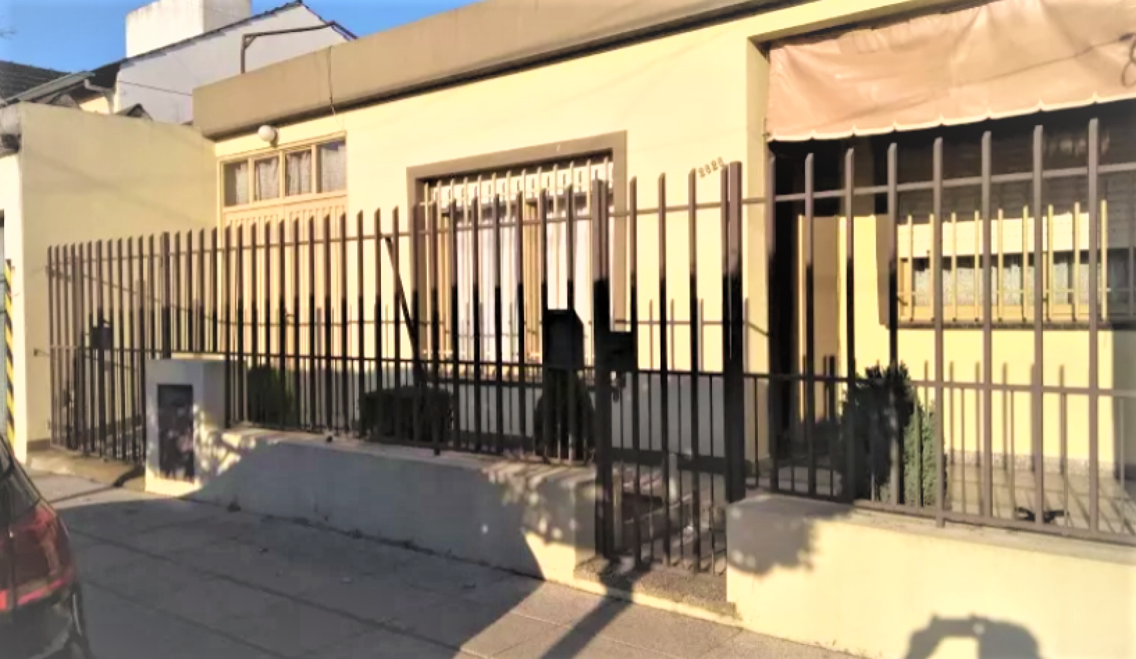 Casa en linda zona de Villa Luzuriaga, de tres ambientes sobre lote propio.
