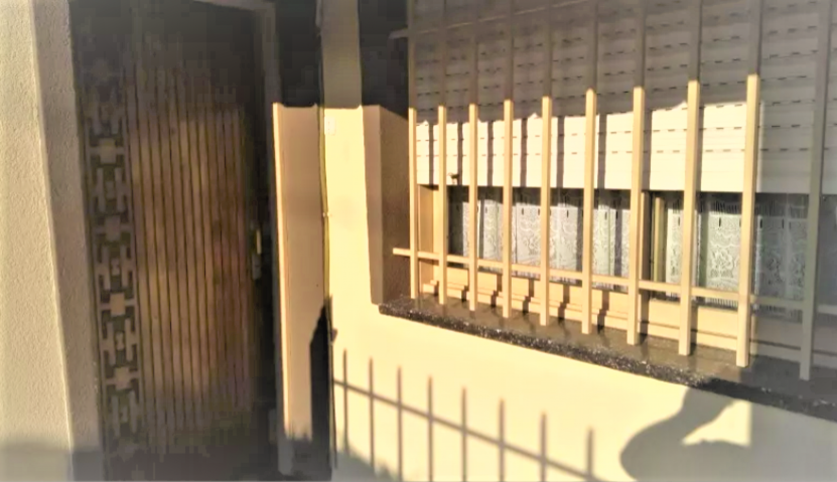 Casa en linda zona de Villa Luzuriaga, de tres ambientes sobre lote propio.