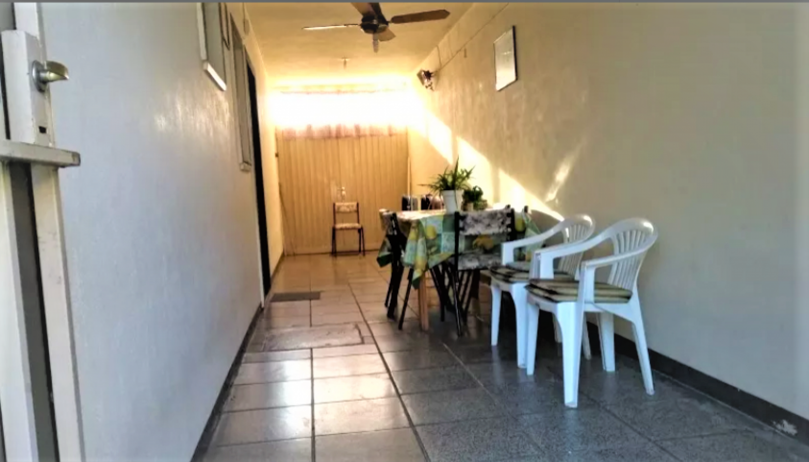 Casa en linda zona de Villa Luzuriaga, de tres ambientes sobre lote propio.