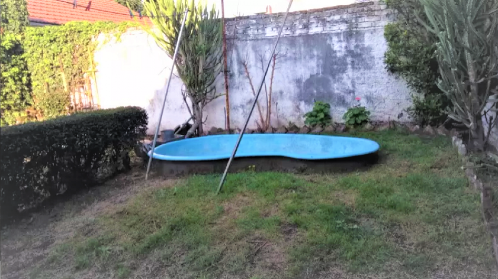 Casa en linda zona de Villa Luzuriaga, de tres ambientes sobre lote propio.