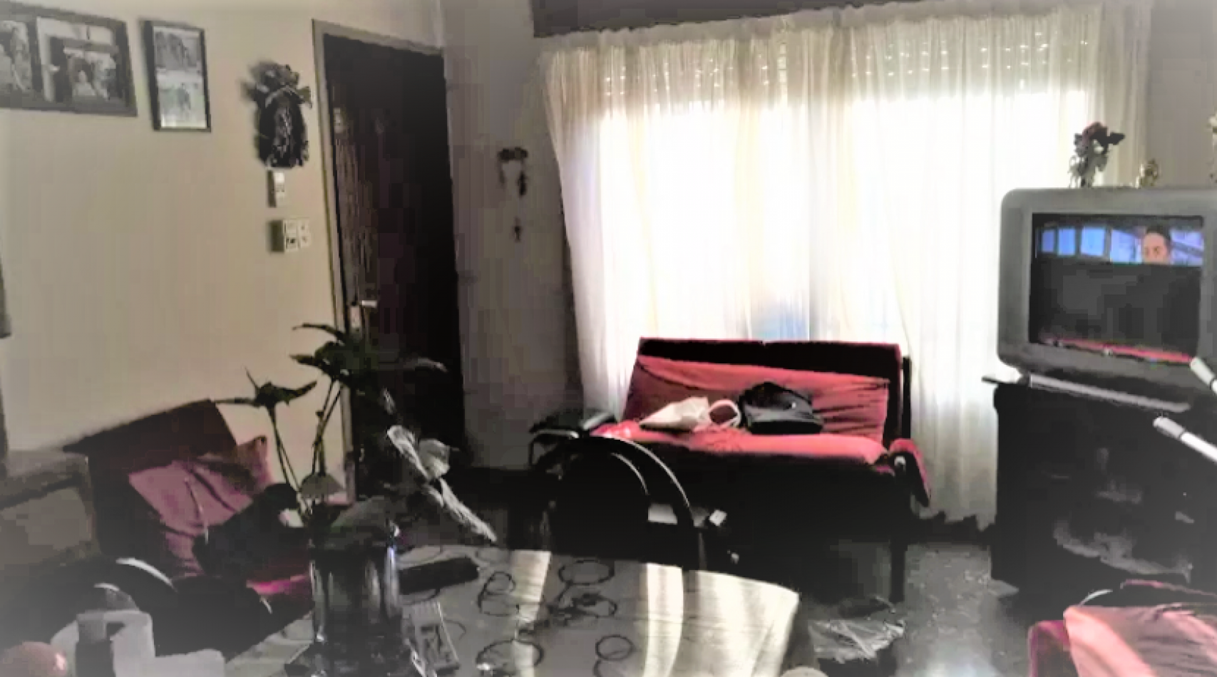 Casa en linda zona de Villa Luzuriaga, de tres ambientes sobre lote propio.
