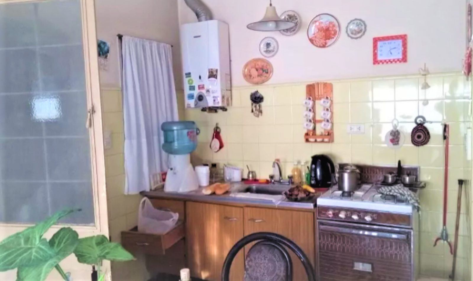 Casa en linda zona de Villa Luzuriaga, de tres ambientes sobre lote propio.