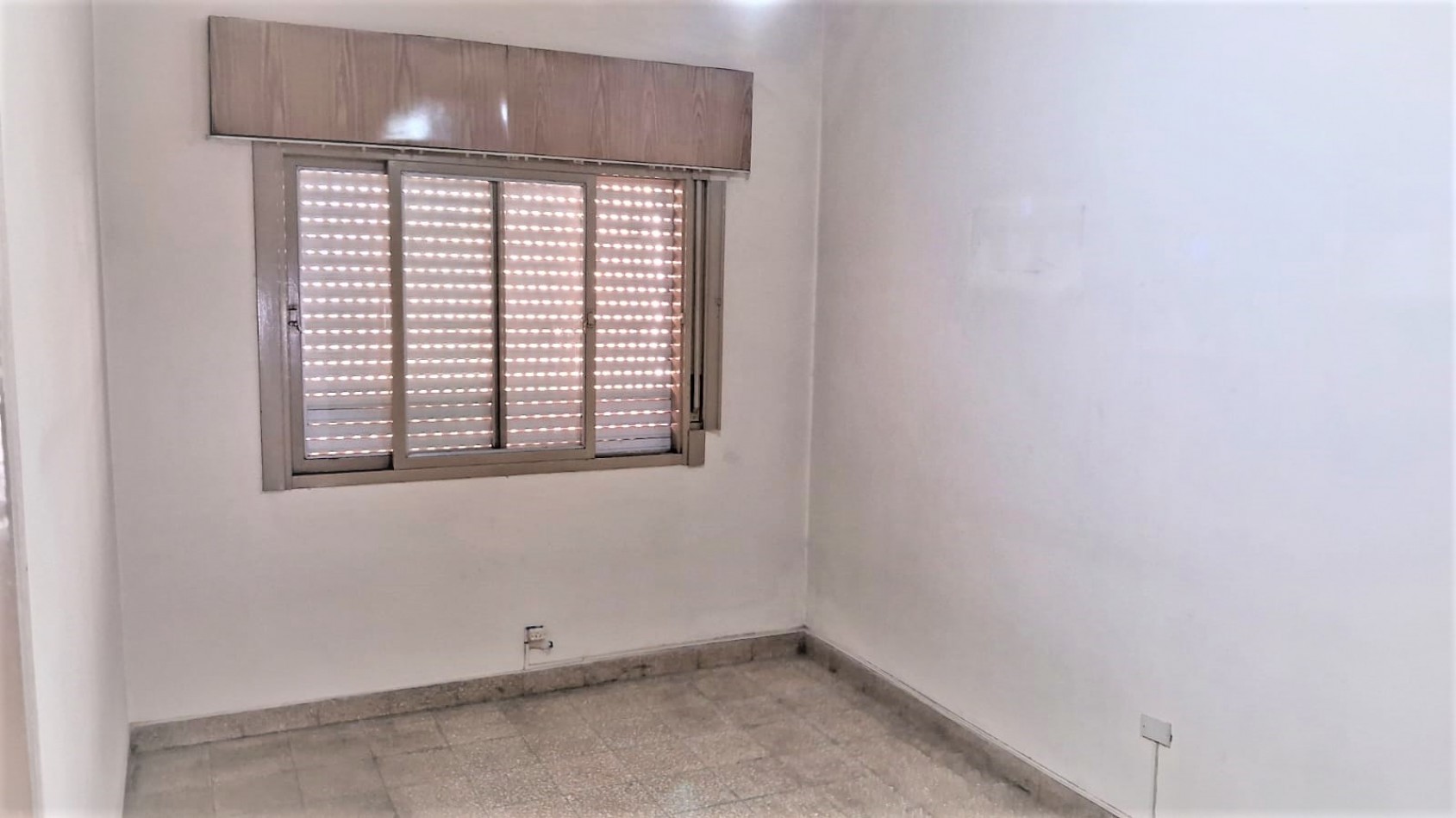 Casa en linda zona de Villa Luzuriaga, de tres ambientes sobre lote propio.