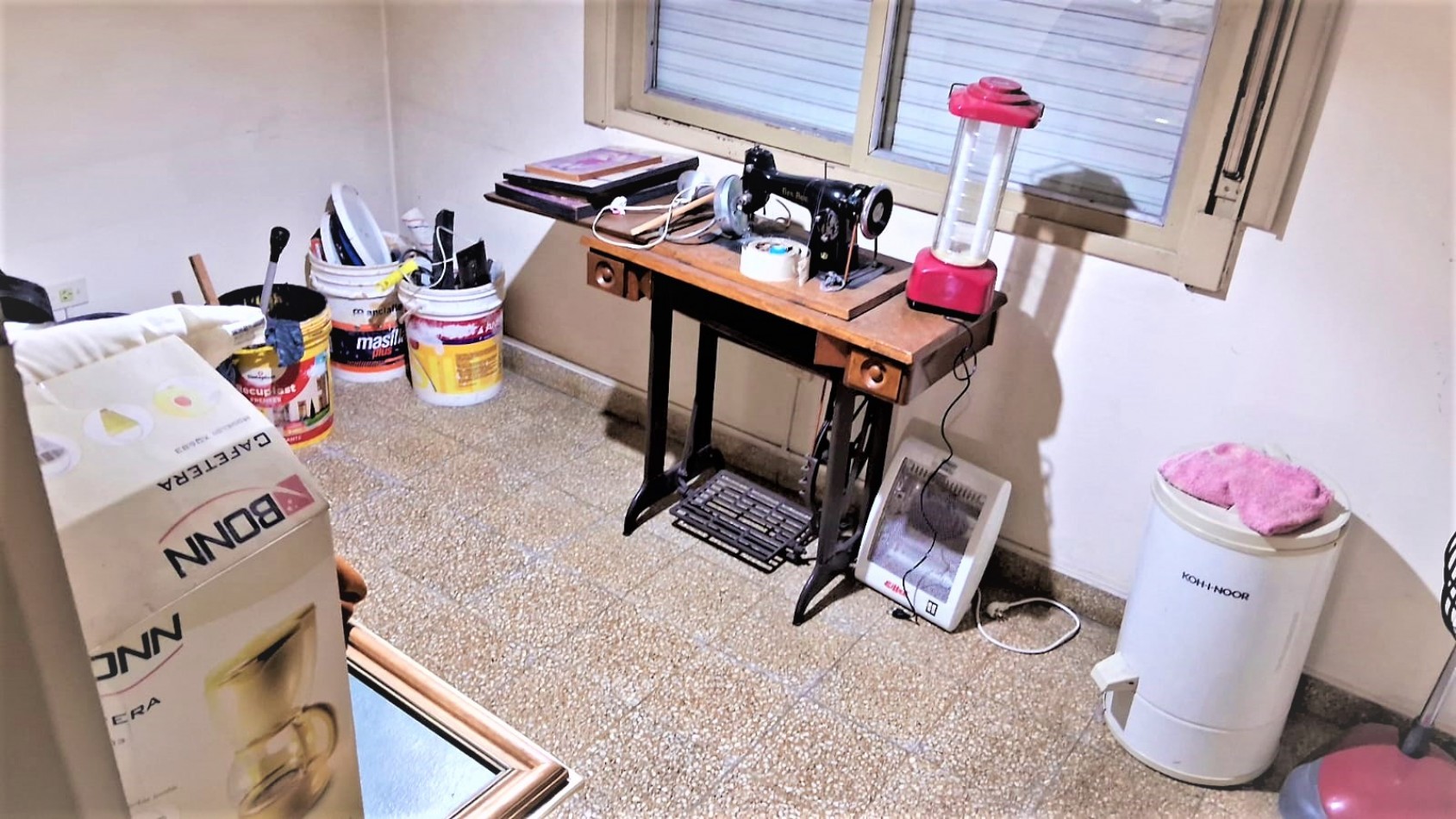 Casa en linda zona de Villa Luzuriaga, de tres ambientes sobre lote propio.