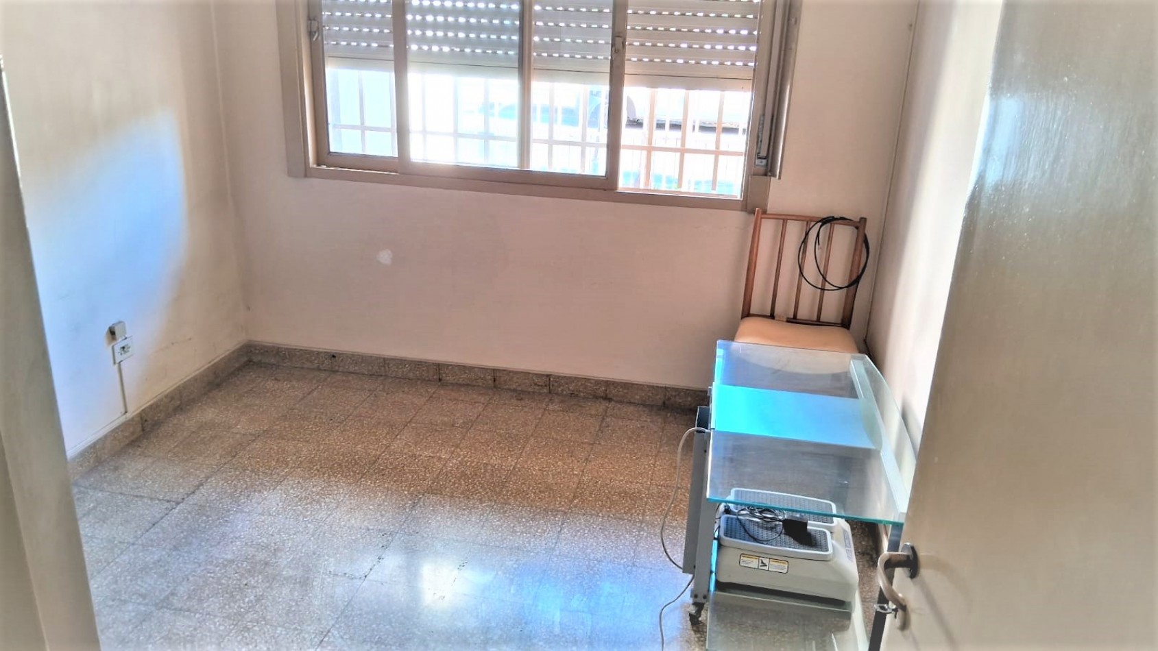 Casa en linda zona de Villa Luzuriaga, de tres ambientes sobre lote propio.