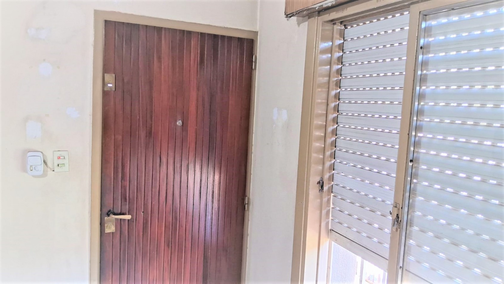 Casa en linda zona de Villa Luzuriaga, de tres ambientes sobre lote propio.