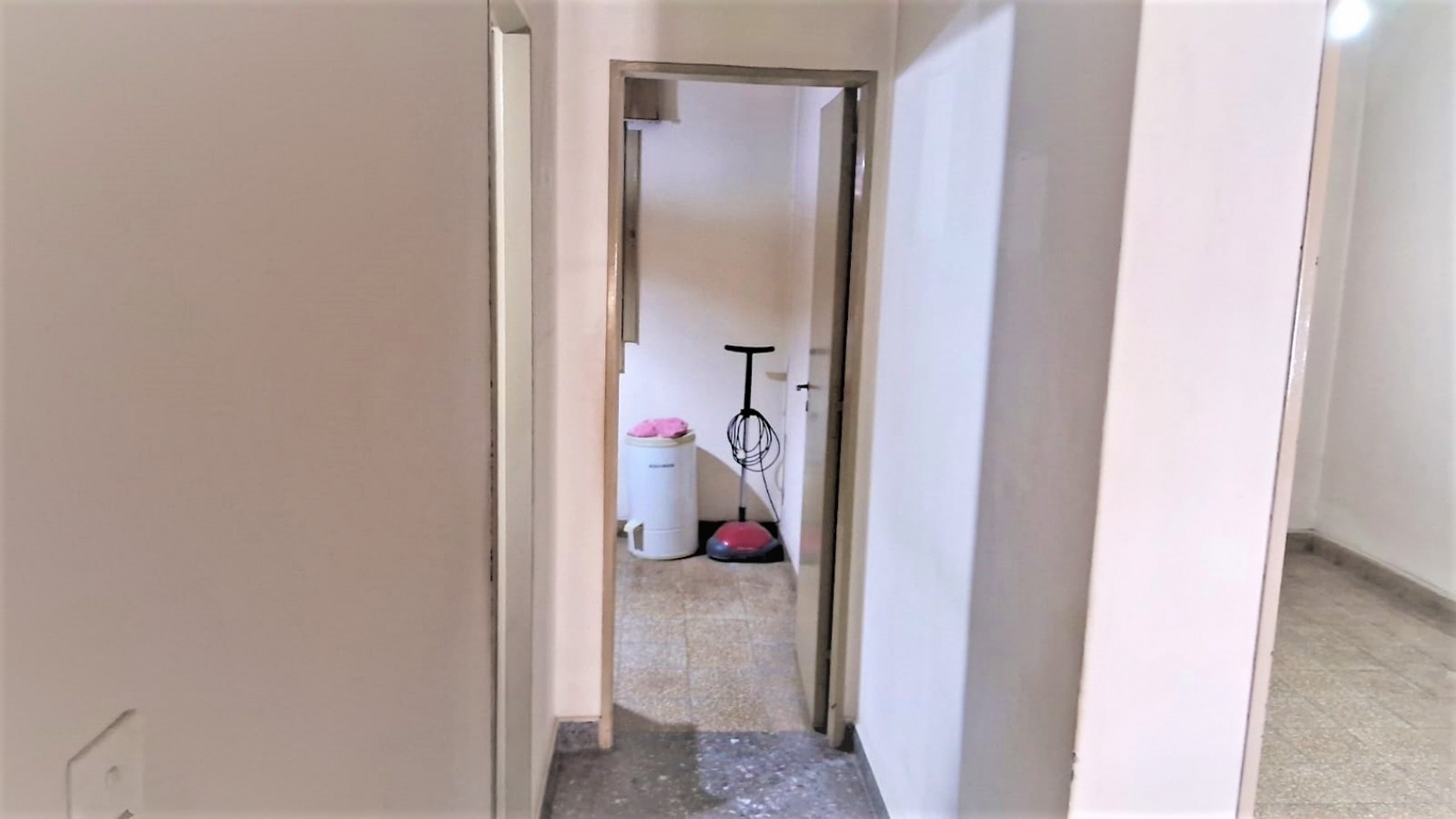 Casa en linda zona de Villa Luzuriaga, de tres ambientes sobre lote propio.