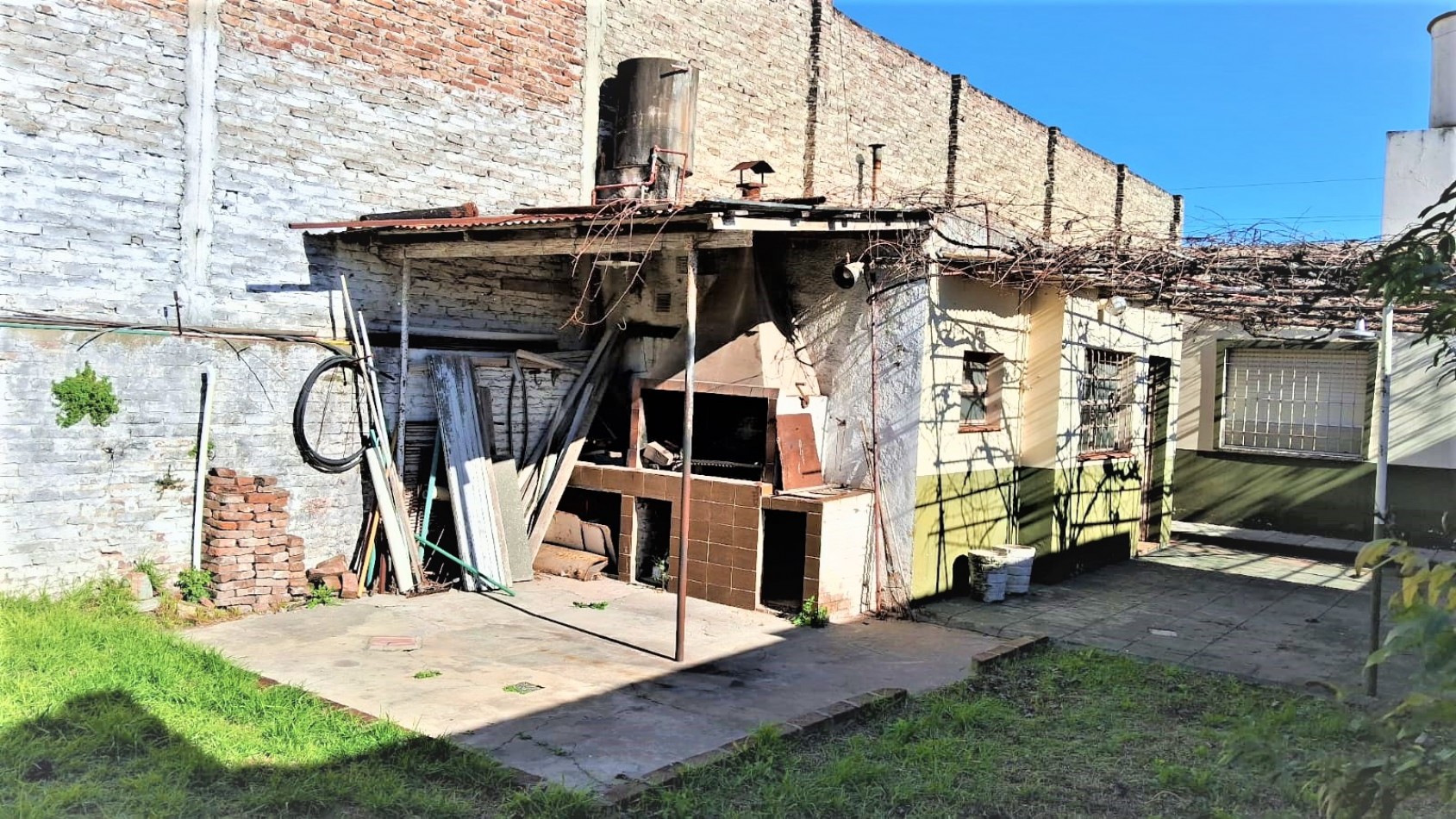 Casa en linda zona de Villa Luzuriaga, de tres ambientes sobre lote propio.