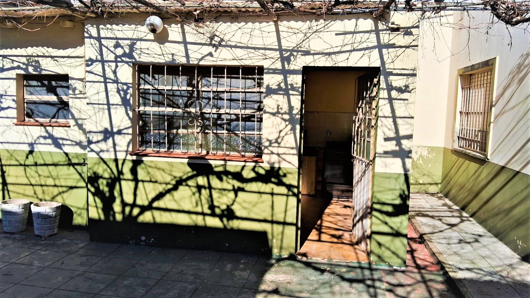 Casa en linda zona de Villa Luzuriaga, de tres ambientes sobre lote propio.
