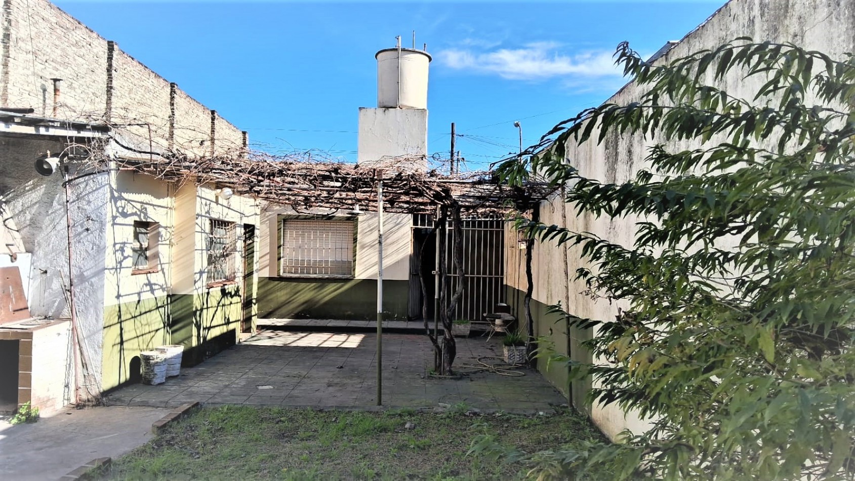 Casa en linda zona de Villa Luzuriaga, de tres ambientes sobre lote propio.