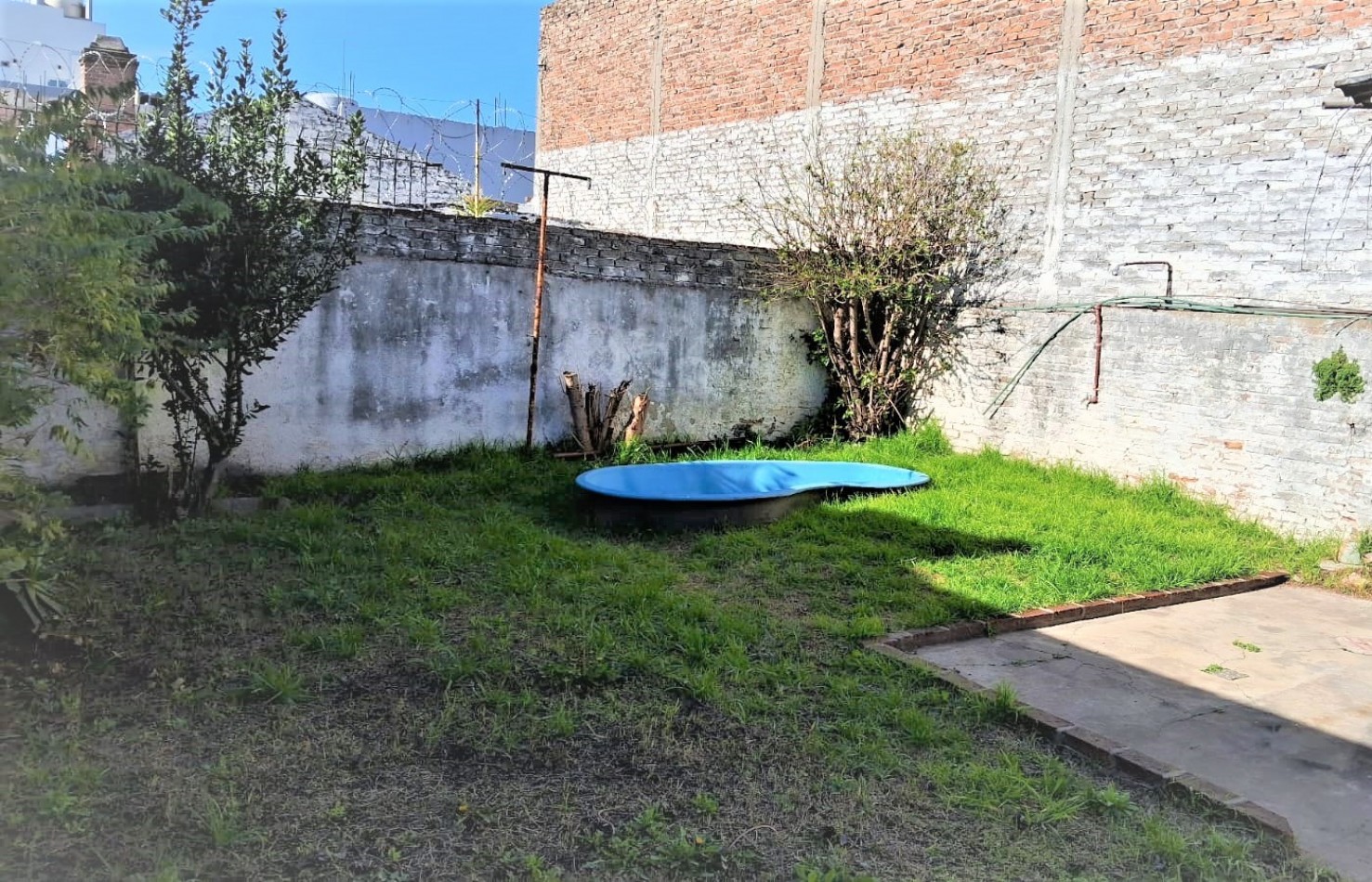 Casa en linda zona de Villa Luzuriaga, de tres ambientes sobre lote propio.