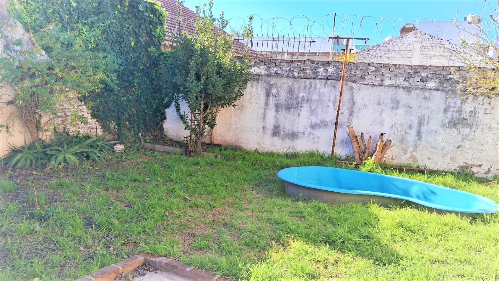 Casa en linda zona de Villa Luzuriaga, de tres ambientes sobre lote propio.