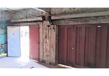 CASA CON LOCAL, 1 PH Y 2 COCHERAS EN VENTA EN LA TABLADA  RETAZADA