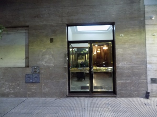 DEPARTAMENTO DE 3 AMBIENTES CON DEPENDENCIA DE SERVICIO, 1o PISO, BARRIO DE ONCE.