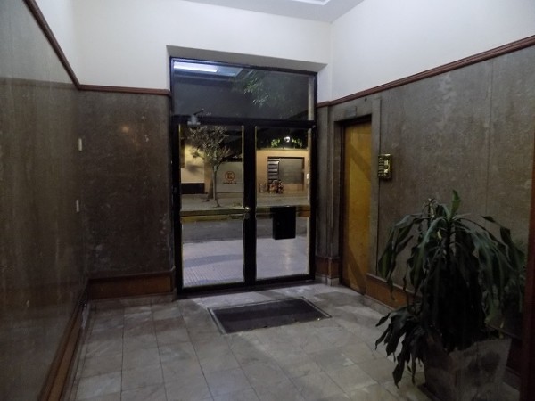 DEPARTAMENTO DE 3 AMBIENTES CON DEPENDENCIA DE SERVICIO, 1o PISO, BARRIO DE ONCE.
