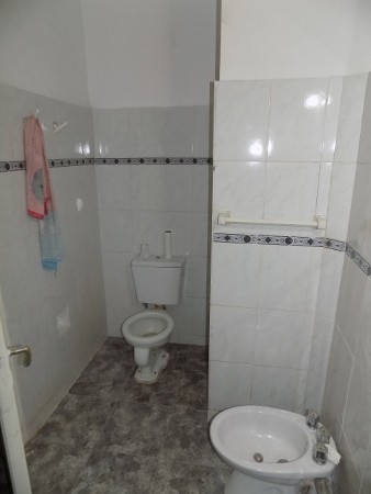 DEPARTAMENTO DE 3 AMBIENTES CON DEPENDENCIA DE SERVICIO, 1o PISO, BARRIO DE ONCE.