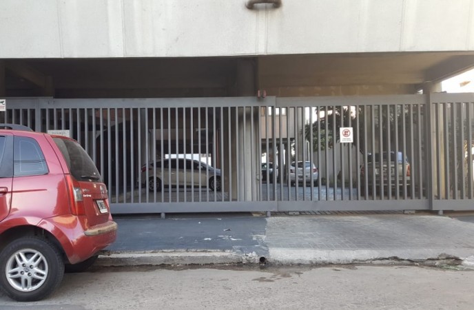 COCHERA EN EDIFICIO CON PORTON AUTOMATICO A METROS DE 9 DE JULIO, EXCELENTE UBICACION, LANUS ESTE.