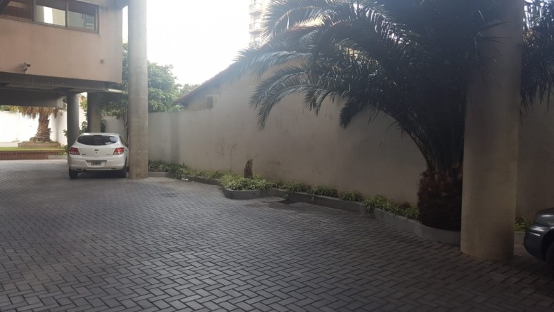 COCHERA EN EDIFICIO CON PORTON AUTOMATICO A METROS DE 9 DE JULIO, EXCELENTE UBICACION, LANUS ESTE.