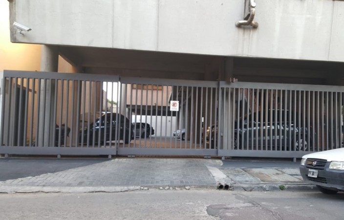 COCHERA EN EDIFICIO CON PORTON AUTOMATICO A METROS DE 9 DE JULIO, EXCELENTE UBICACION, LANUS ESTE.