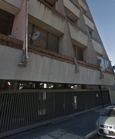 COCHERA EN EDIFICIO CON PORTON AUTOMATICO A METROS DE 9 DE JULIO, EXCELENTE UBICACION, LANUS ESTE.
