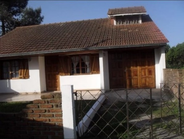 CHALET 4 AMBIENTES, 100 M2, CON FONDO LIBRE, SANTA CLARA DEL MAR.