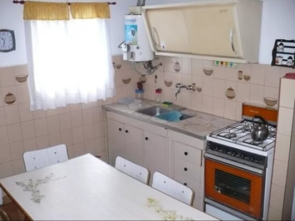 CHALET 4 AMBIENTES, 100 M2, CON FONDO LIBRE, SANTA CLARA DEL MAR.