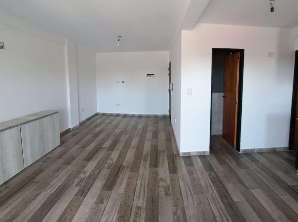 DEPARTAMENTO SEMIPISO AL FRENTE DE 2 AMBIENTES, 4 PISO, 57 M2. EXCELENTE UBICACION.