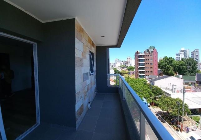 DEPARTAMENTO SEMIPISO AL FRENTE DE 2 AMBIENTES, 4 PISO, 57 M2. EXCELENTE UBICACION.