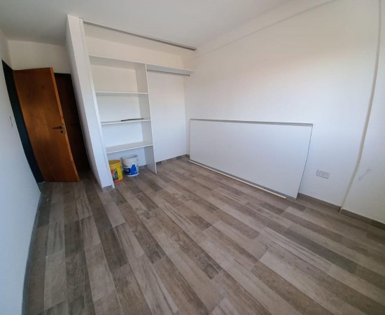 DEPARTAMENTO SEMIPISO AL FRENTE DE 2 AMBIENTES, 4 PISO, 57 M2. EXCELENTE UBICACION.