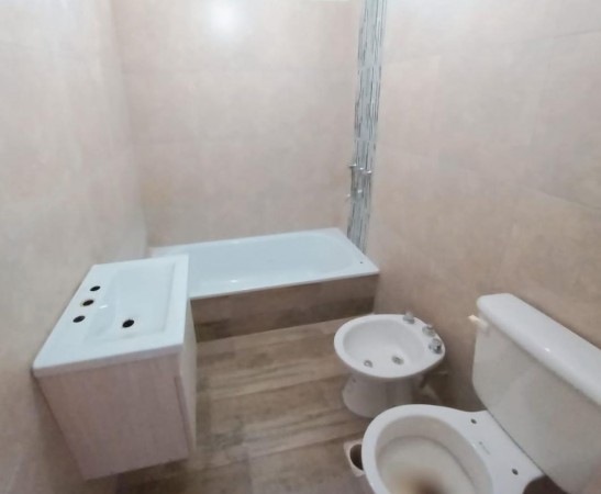DEPARTAMENTO SEMIPISO AL FRENTE DE 2 AMBIENTES, 4 PISO, 57 M2. EXCELENTE UBICACION.