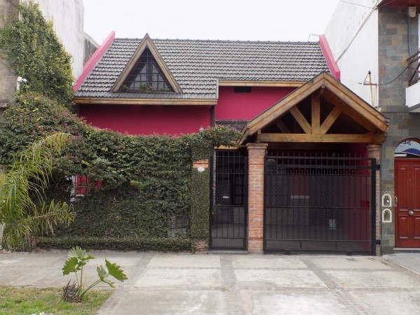 CHALET DE 4 AMBIENTES DESARROLLADO EN 2 PLANTAS. EXCELENTE ESTADO.