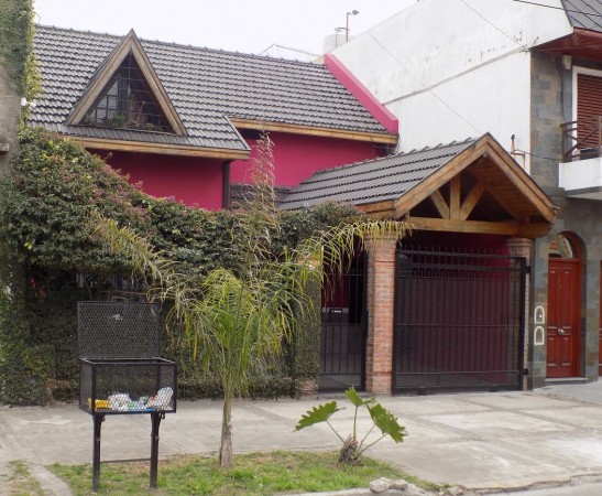 CHALET DE 4 AMBIENTES DESARROLLADO EN 2 PLANTAS. EXCELENTE ESTADO.