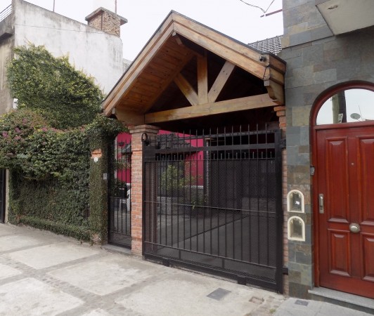 CHALET DE 4 AMBIENTES DESARROLLADO EN 2 PLANTAS. EXCELENTE ESTADO.