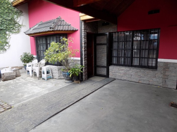 CHALET DE 4 AMBIENTES DESARROLLADO EN 2 PLANTAS. EXCELENTE ESTADO.