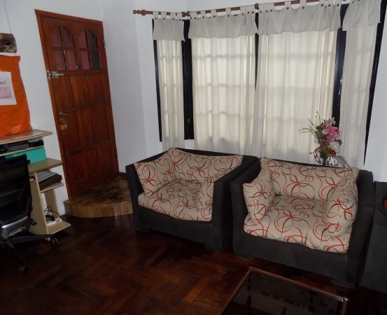 CHALET DE 4 AMBIENTES DESARROLLADO EN 2 PLANTAS. EXCELENTE ESTADO.