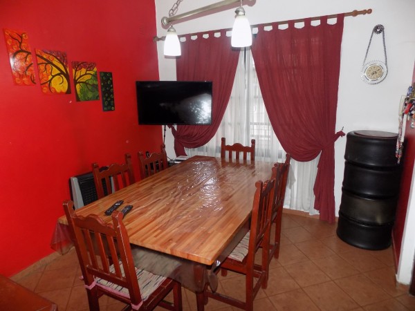 CHALET DE 4 AMBIENTES DESARROLLADO EN 2 PLANTAS. EXCELENTE ESTADO.