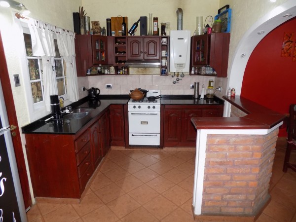 CHALET DE 4 AMBIENTES DESARROLLADO EN 2 PLANTAS. EXCELENTE ESTADO.