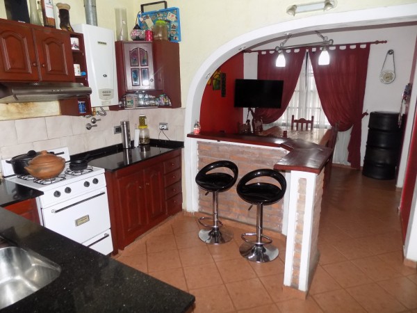 CHALET DE 4 AMBIENTES DESARROLLADO EN 2 PLANTAS. EXCELENTE ESTADO.