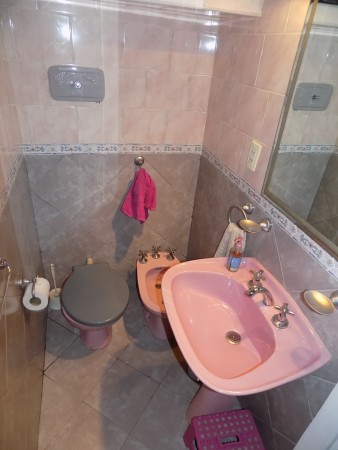 CHALET DE 4 AMBIENTES DESARROLLADO EN 2 PLANTAS. EXCELENTE ESTADO.