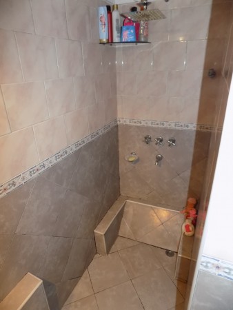 CHALET DE 4 AMBIENTES DESARROLLADO EN 2 PLANTAS. EXCELENTE ESTADO.
