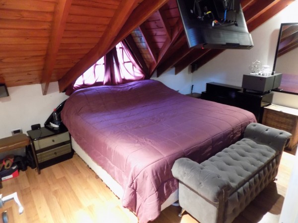 CHALET DE 4 AMBIENTES DESARROLLADO EN 2 PLANTAS. EXCELENTE ESTADO.