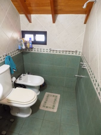CHALET DE 4 AMBIENTES DESARROLLADO EN 2 PLANTAS. EXCELENTE ESTADO.