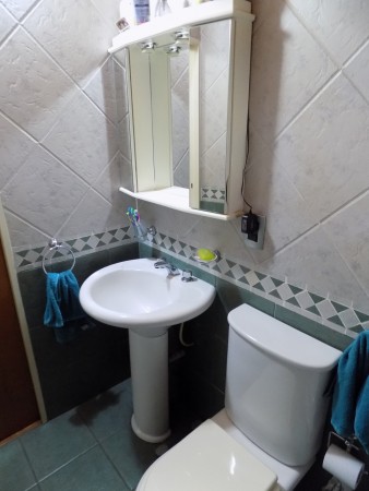 CHALET DE 4 AMBIENTES DESARROLLADO EN 2 PLANTAS. EXCELENTE ESTADO.